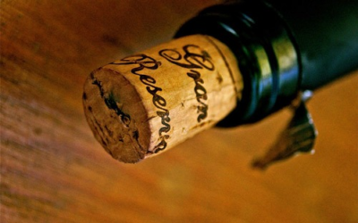 How to open a wine bottle without a corkscrew​？