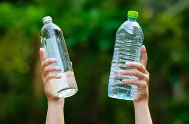 Plastic or glass bottles: Which is the best beverage packaging?
